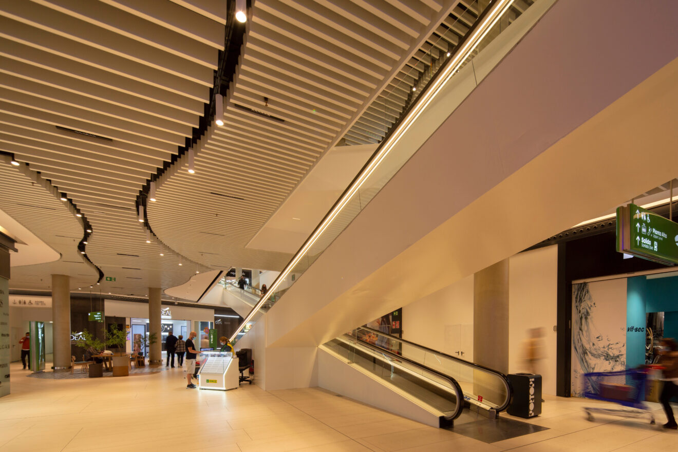 02/Noviembre/2021 Islas Baleares. Palma de Mallorca.
Centro comercial de Porto Pi propiedad de Merlín Properties iluminado por AOM.

© JOAN COSTA