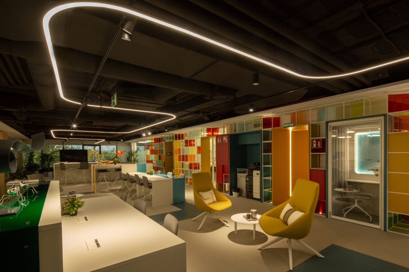 05/Noviembre/2021 Madrid. Pozuelo de Alarcón.
Coworking Loom Ática en Pozuelo iluminado por AOM.

© JOAN COSTA